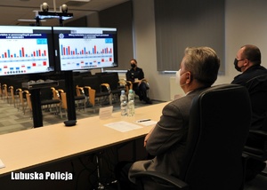 Wicewojewoda Lubuski oraz Komendant Wojewódzki Policji w Gorzowie Wielkopolskim obserwujący prezentacje na monitorze