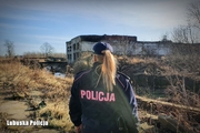 Policjantka w okolicy opuszczonych budynków