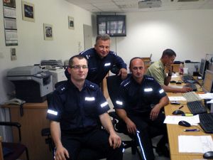 Policjanci w pomieszczeniu polsko - niemieckiego centrum służb w Świecku.