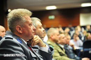 Młodszy inspektor Wiesław Gom siedzący na sali konferencyjnej.