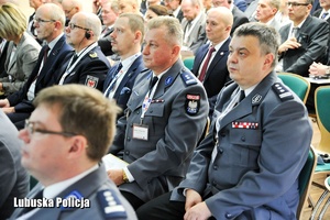 Policjanci zgromadzeni na sali konferencyjnej.