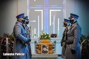 policjanci stoją przy trumnie w kaplicy