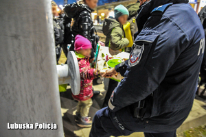 policjant podaje rękę dziewczynce