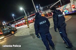 Policjanci pilnują bezpieczeństwa przyjezdnych Uchodźców na dworcu kolejowym