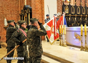 Poczet sztandarowy żołnierzy w kościele.