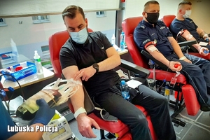 Policjanci oddają krew