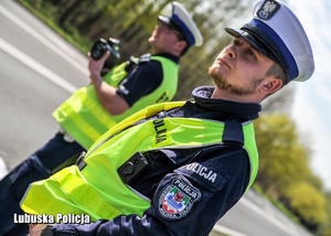 Policjanci obserwują ruch drogowy