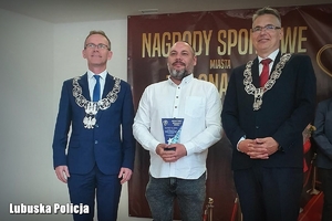 Nagrodzony policjant wraz z władzami miasta Zielona Góra