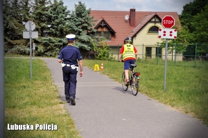 Policjant egzaminuje rowerzystę