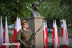 Żołnierz przy pomniku Witolda Pileckiego