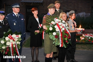 Wicewojewoda, Komendant Wojewódzki Policji w Gorzowie Wielkopolskim i inni goście przed złożeniem kwiatów pod pomnikiem