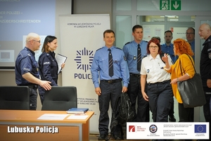 Policjanci z Polski i Niemiec wchodzą na salę konferencyjną