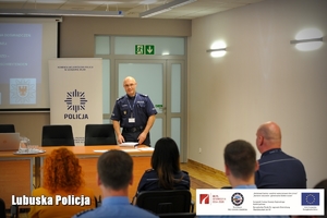 Naczelnik Wydziału Prewencji Komendy Wojewódzkiej Policji w Gorzowie Wielkopolskim otwiera konferencje