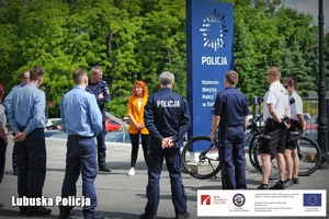 Delegacja z Niemiec poznaje wyposażenie patrolu rowerowego