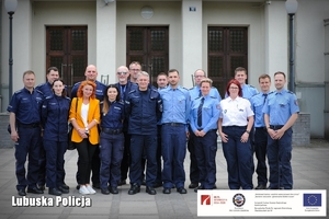 Pamiątkowe zdjęcie delegatów z Polski i Niemiec przed Komendą Miejską Policji w Zielonej Górze