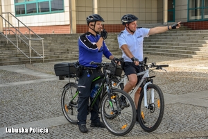Policjant w patrolu rowerowym z policjantem z Niemiec