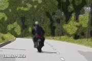 Motocyklista jedzie po drodze
