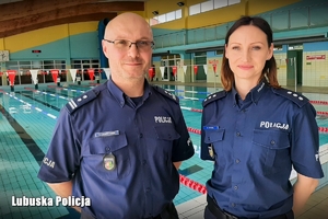 Policjantka i policjant przeprowadzają szkolenie na basenie
