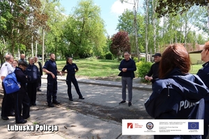 policjanci z Polski i Niemiec spacerują