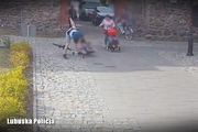 Rowerzysta uderza w dziewczynkę - nagranie z monitoringu.