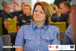 Niemiecka policjantka podczas konferencji