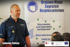 Komendant z Komendy Powiatowej Policji w Strzelcach Krajeńskich podczas przemowy