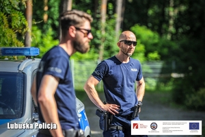 Policjanci tłumaczą taktyki i techniki interwencji