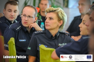 Policjanci podczas konferencji