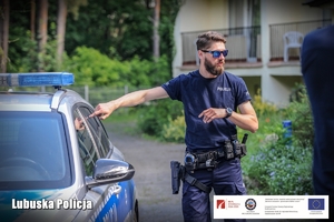 Policjant tłumaczy przeprowadzone zatrzymanie pokazowe