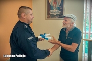 Uratowany mężczyzna wręcza podziękowania policjantowi