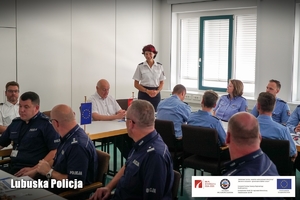 Policjantka z Niemiec wita polskich kolegów