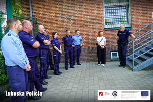 Policjanci z Polski rozmawiają o samochodach służbowych