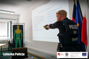 Niemiecki policjant pokazuje zastosowanie paralizatora