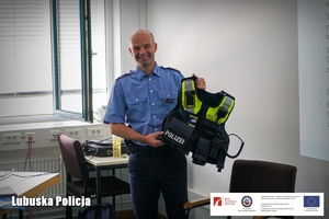 Niemiecki policjant omawia kamery nasobne