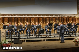 Na scenie policyjna orkiestra