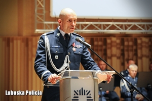 Przy mównicy nadinspektor Roman Kuster - Zastępca Komendanta Głównego Policji