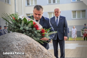 Wojewoda i Dyrektor Zarządzania Kryzysowego składają kwiaty pod pomnikiem