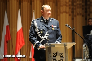 Nadinspektor Jarosław Pasterski przemawia z mównicy.