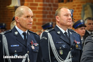 Generałowie Policji stojący w kościele.