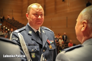 Nadinspektor Jarosław Pasterski gratuluje awansu policjantowi.