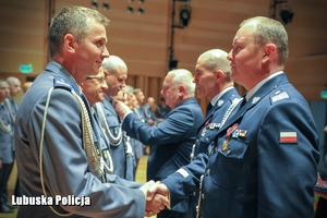 nadinspektor Jarosław Pasterski gratuluje policjantowi