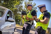 Policjanci pokazują pomiar prędkości kierowcy