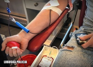 Nieumundurowany policjant oddaje krew.