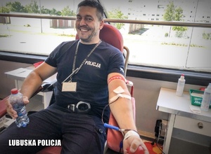 Umundurowany policjant oddaje krew.