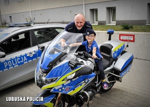 policjant i chłopczyk na motocyklu