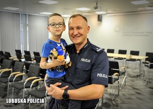 chłopiec na rękach policjanta
