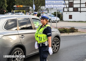 Policjantka kieruje ruchem