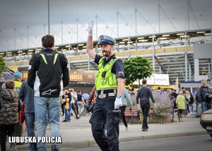Policjant kieruje ruchem