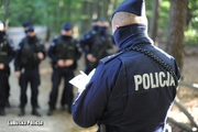 Policjanci zapoznają się z rysopisem zaginionego
