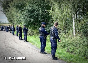 policjanci biorący udział w poszukiwaniach